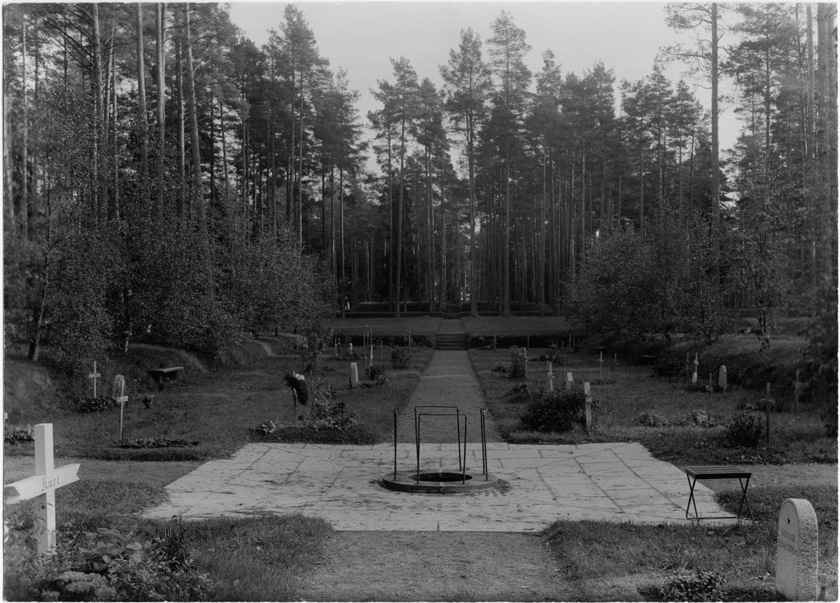 Skogskyrkogården
Gravkvarter med brunn i förgrunden