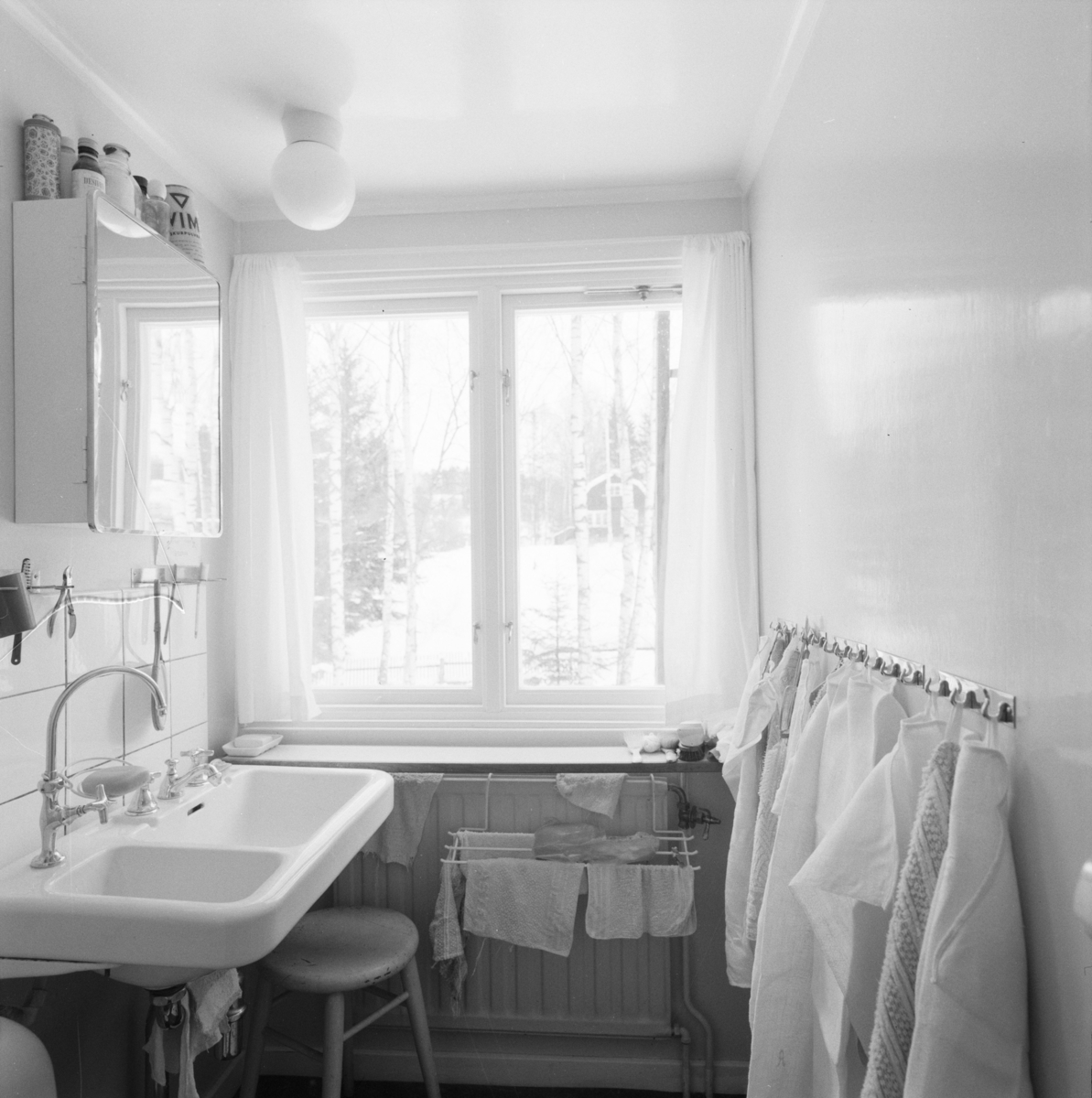 villa Ahlgren
Interiör, tvättrum med handfat vid ljust fönster.
