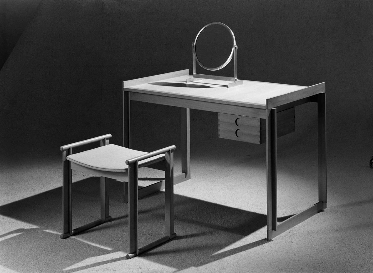 Möbelutställning, Hantverket
Toalettbord med spegel och stol