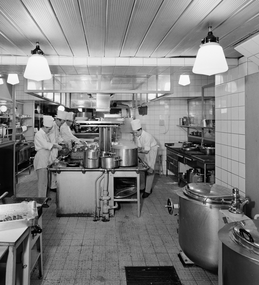 Bäckahästen
Interiör av storkök med kockar.