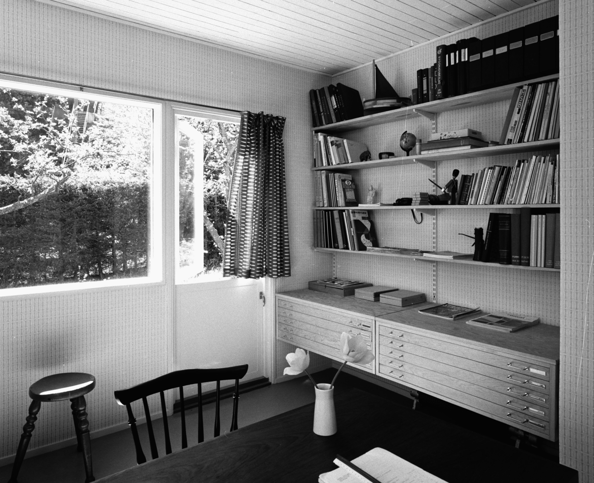 villa Ahnborg
Interiör, arbetsrum med bokhyllor och ritskåp upphängda på Sparringkonsoler