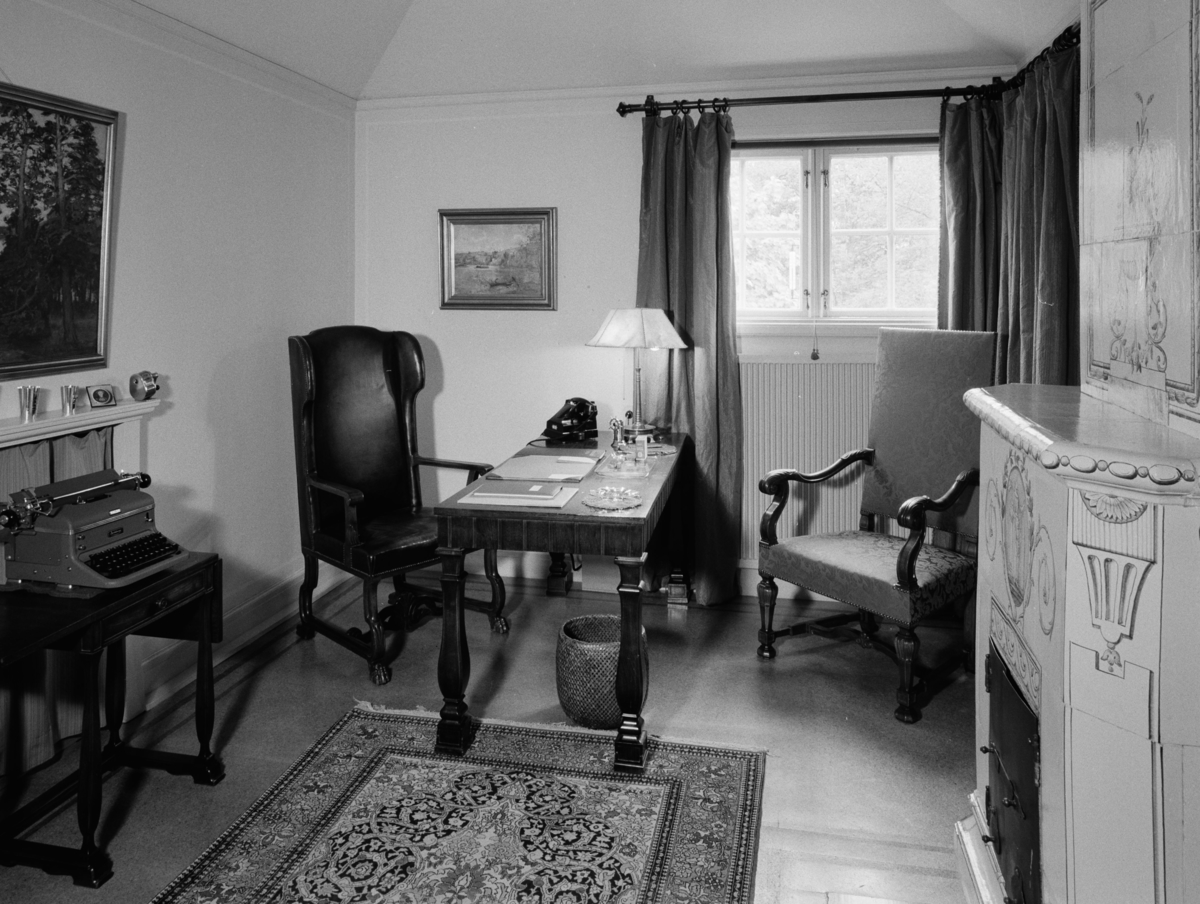 Harpsund
Interiör, arbetsrum med skrivbord och kakelugn