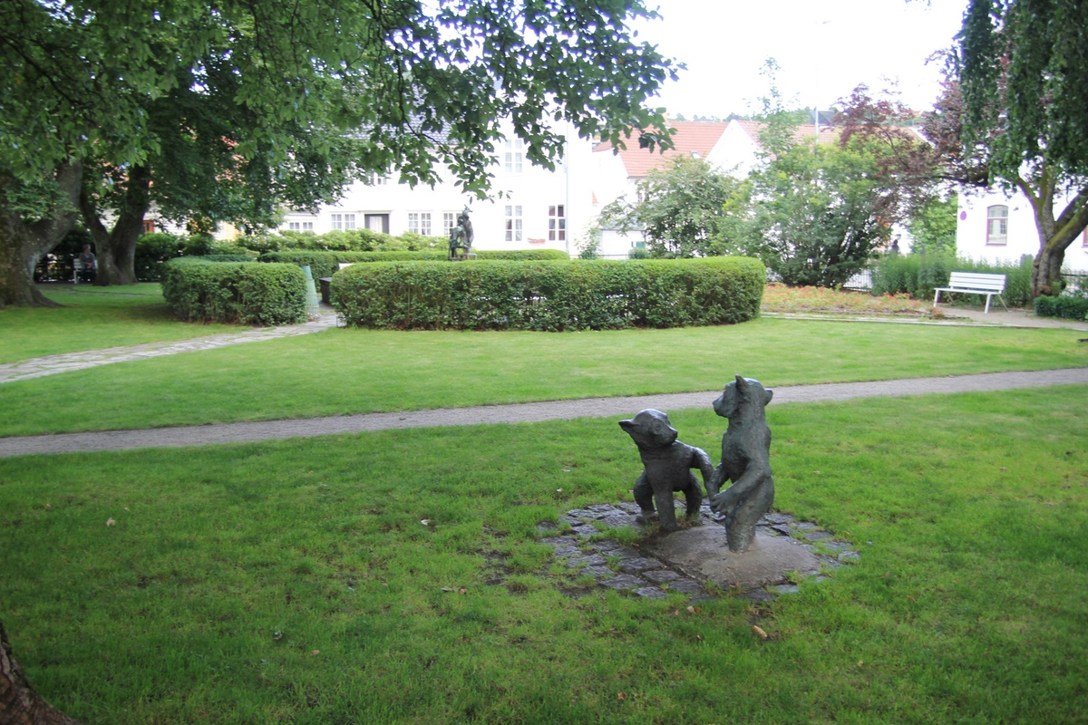 Skulptur av gips. Skisse til lekende bjørner. To stk- A står på 3 ben og B på 2 ben. Tittel: "Bjørnunger".
Bronseskulpturen etter denne ble satt på bankplassen i Flekkefjord i 1974, 90 cm. høy.