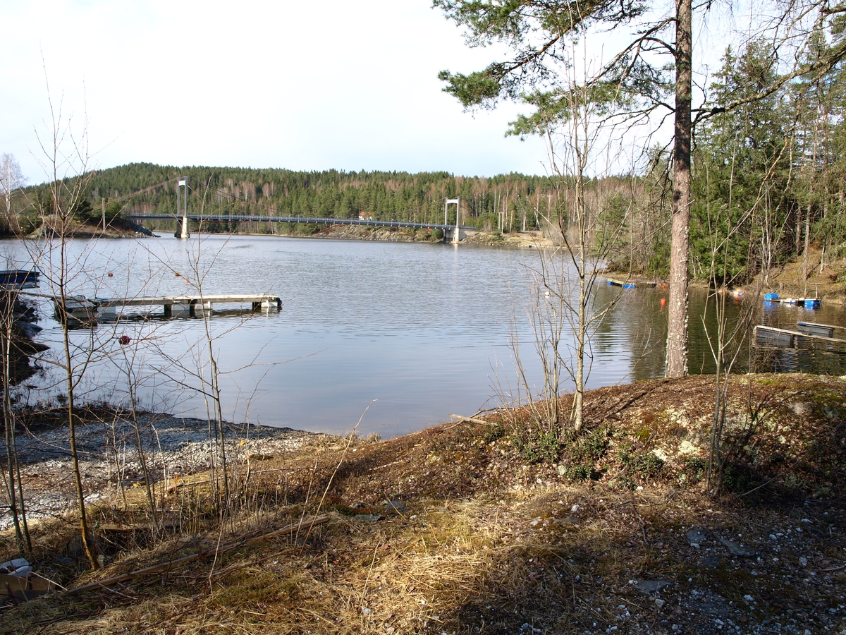 På vestsiden av Rødenessjøen ved Kroksund fergested i Rødenes lå en liggeplass.

På västra sidan av Rødenessjøen, vid färgeläget i Kroksund i Rødenes, låg en lägerplats.