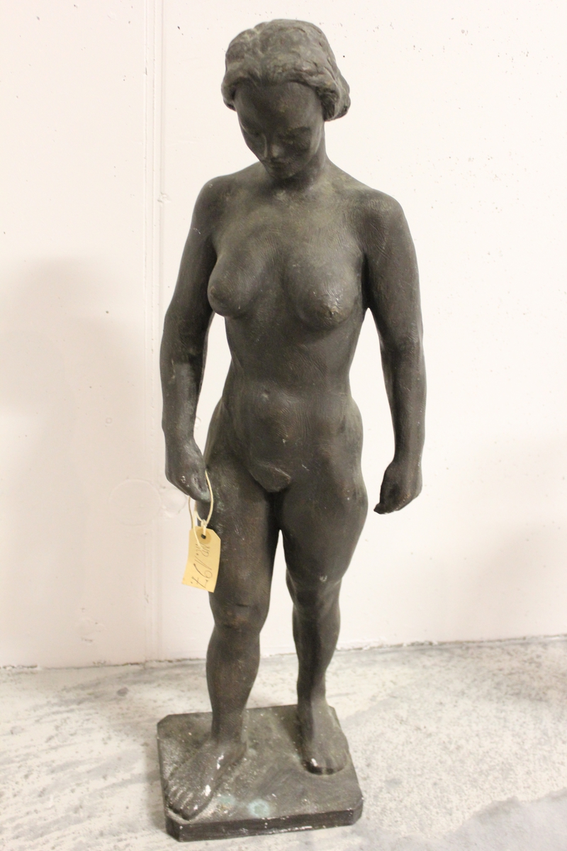 Skulptur i bronse av en naken kvinne. Fædrelandsvennen kaller den for "LISE" i 1953.