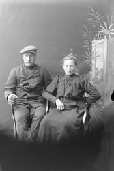 Studioportrett av Kristian Martin Andreassen og Josefine Jul