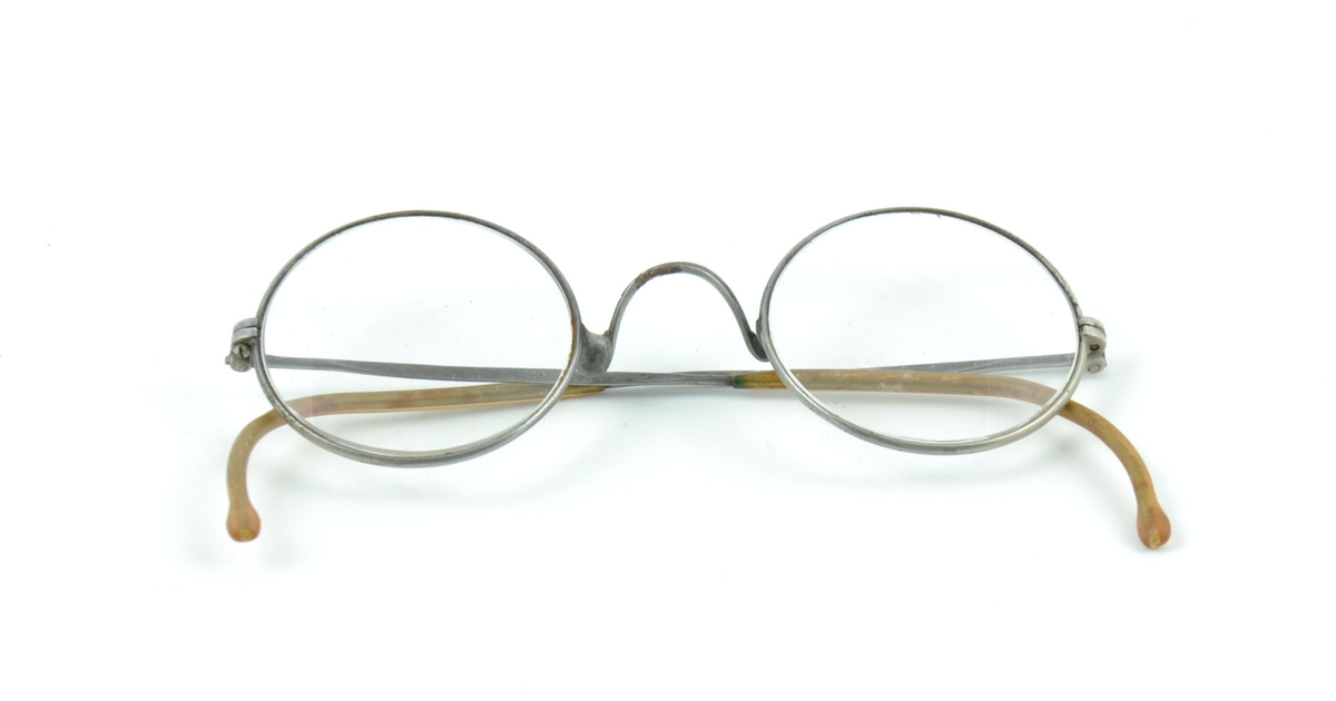 Brille med runde brilleglass i stålinnfatning.