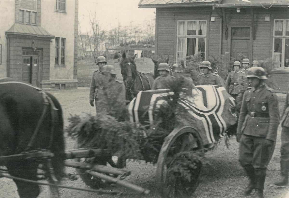 Tysk soldatbegravelse i Harstad, fotografert ved gammelsykehuset av ukjent tysk soldat.