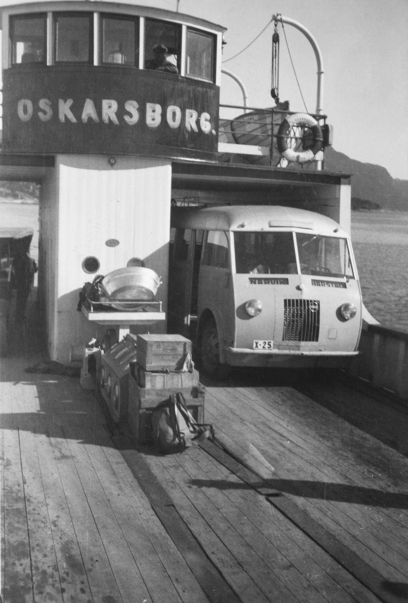 HORBs buss X-25 på fergen "Oskarsborg", mellom Øyjord og Vassvik.