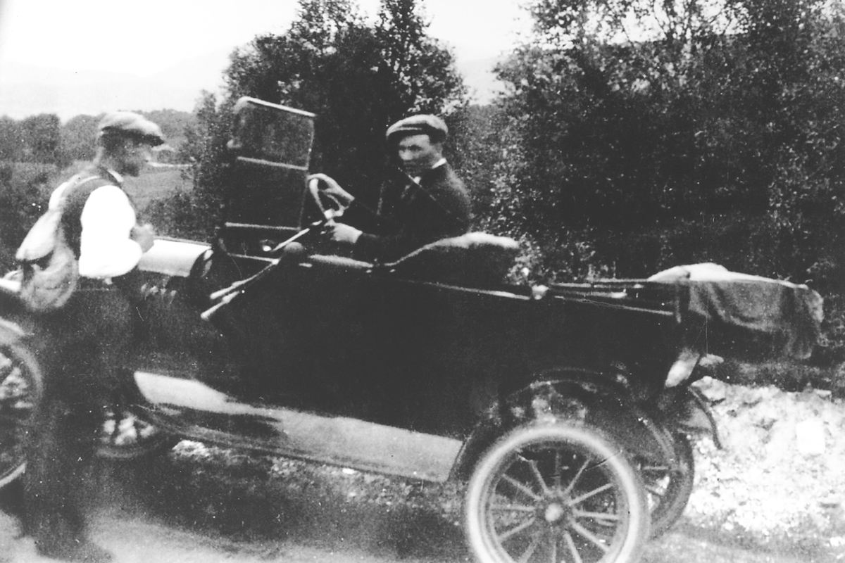 Joakim Pedersen, disponent i HORB, fotografert i en personbil på 1920-tallet.