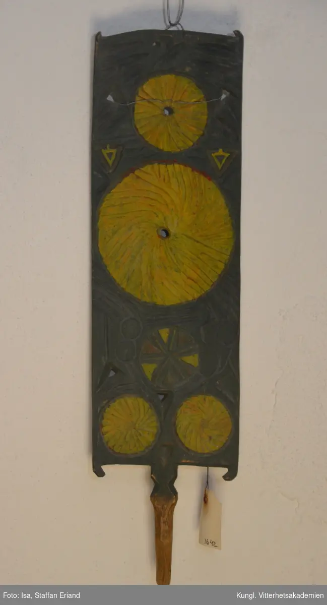 Rockblad, av trä. Märkt med årtalet 1852. Grönmålad,  med mönsterfärg i gult. Karvsnitts- och
genombrutet mönster. Fyra st. hjulformade mönster i karvsnitt, gulmålade. 

fr. Norrbotten 1. 43