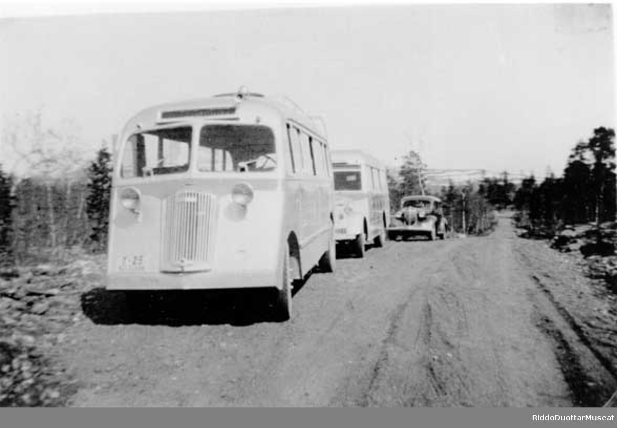 Turisttur til Lailafossen i Skoganvarre. FFR-busser og Oswall Pettersons drosje. Etter at filmen "Laila" ble vist rundt i Europa fra 1929, ble Luostejokfossen omdøpt til Lailafossen, og turister ville se den.