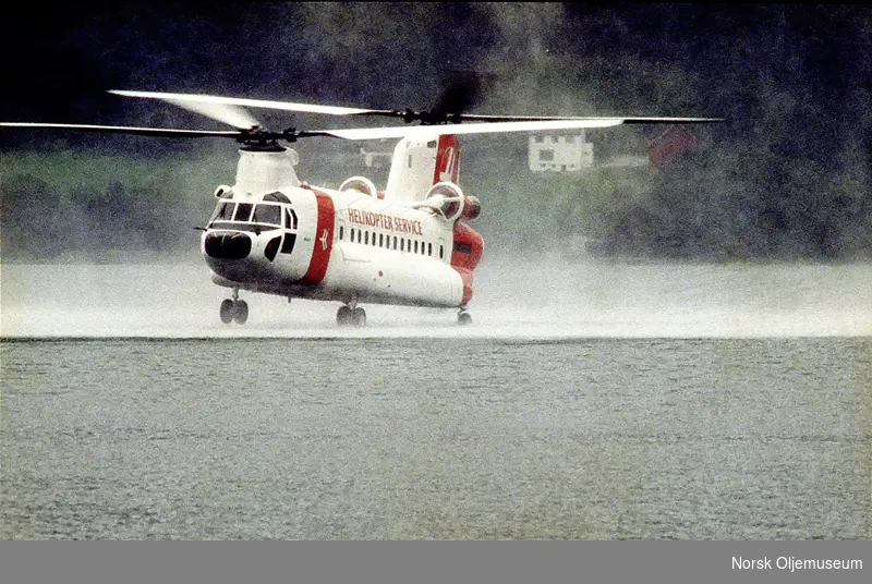 Helikoptertest/nødlanding i vann med stort helikopter av typen Chinook.