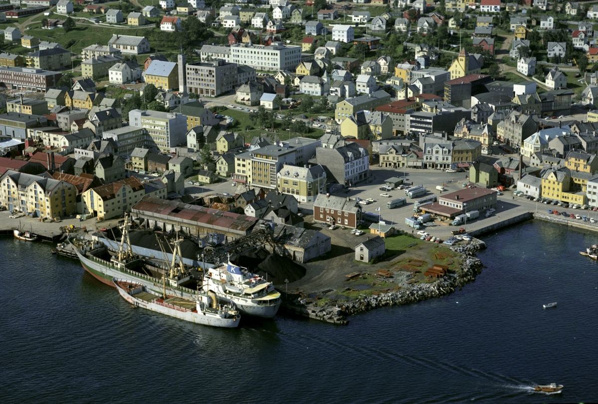 Flyfoto av Larsneset, med Bertheus J. Nilsen og HORB busstasjon med i bildet.