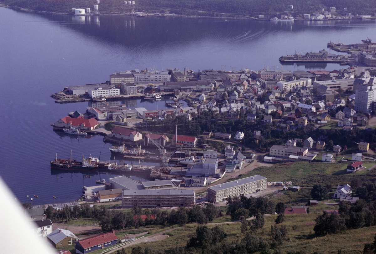 Flyfoto av Samasjøen, med HaBo-blokker og ESN-verkstedet i forgrunnen.