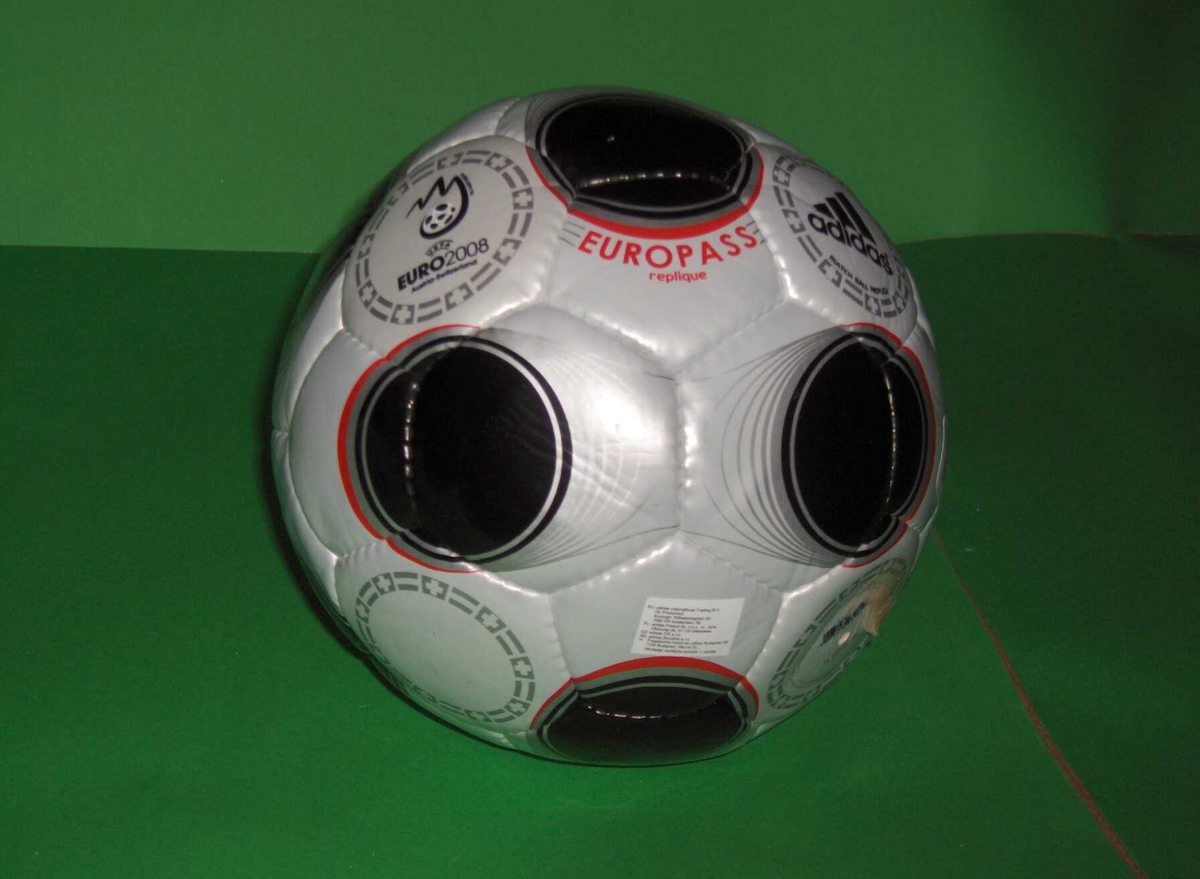 Replica av balltypen som ble brukt til fotball-EM 2008.