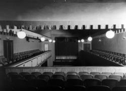 Kinosalen Røde Mølle. Interiør fotografert fra galleriet.