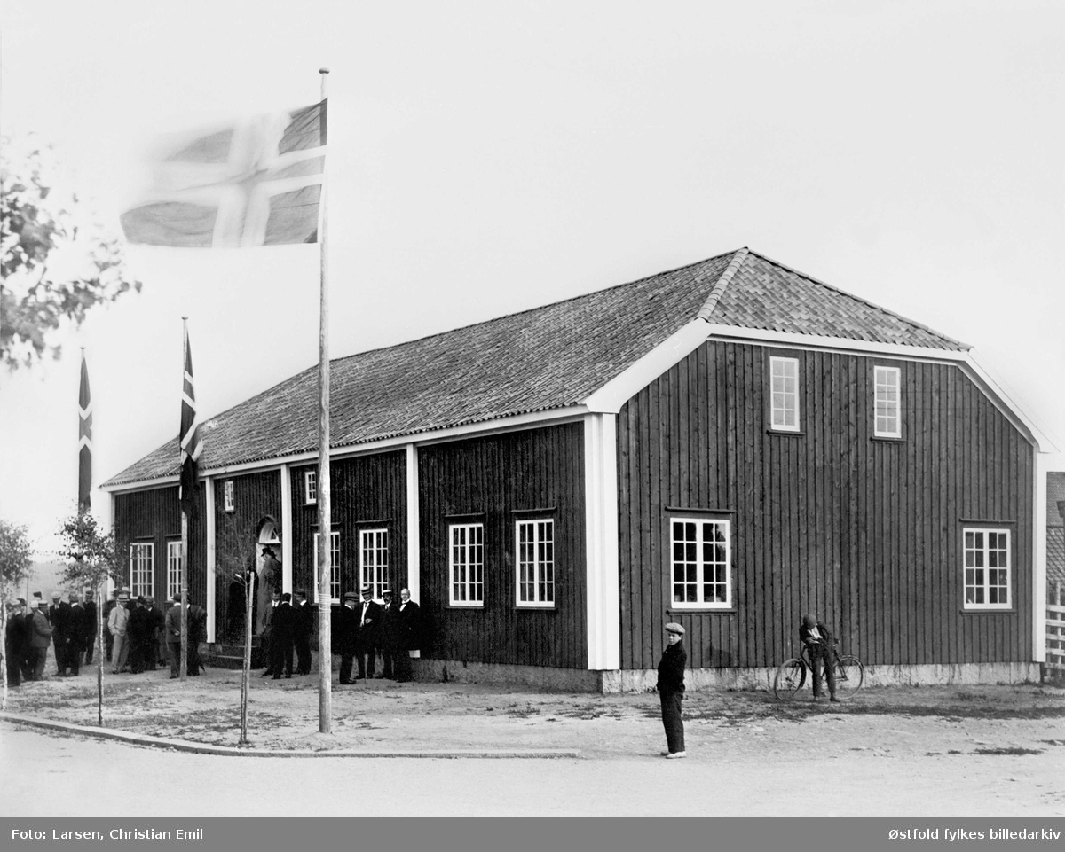 Innvielse av Snekkenesbygningen ved Borgarsysselmuseum, 1921. Eksteriør av trebyning med halvvalmet tak.