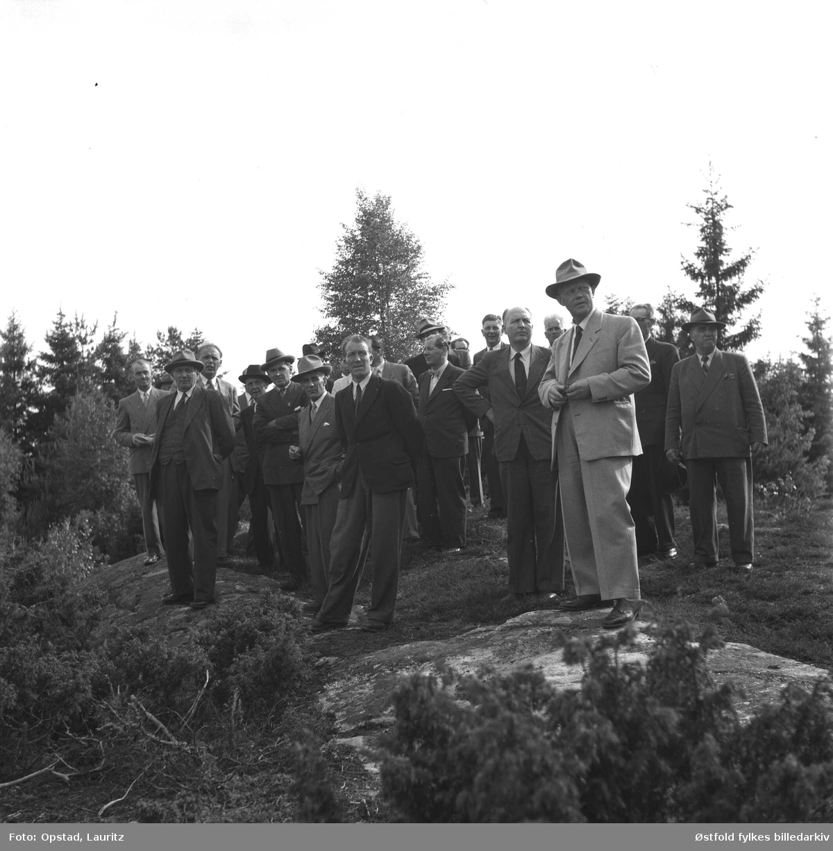 Fra utgravningene på Hunn-feltet, 1951. Fylkestinget i Østfold på besøk.