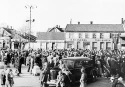 Da freden "brøt løs" i 8.mai 1945.
Fra torvet i Sarpsborg, 