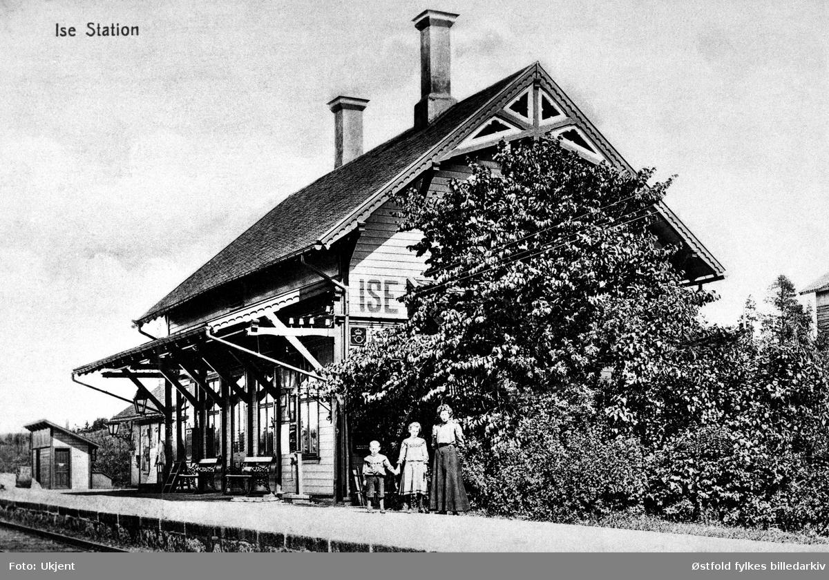 Ise jernbanestasjon i Skjeberg. Postkort fra ca. 1910.