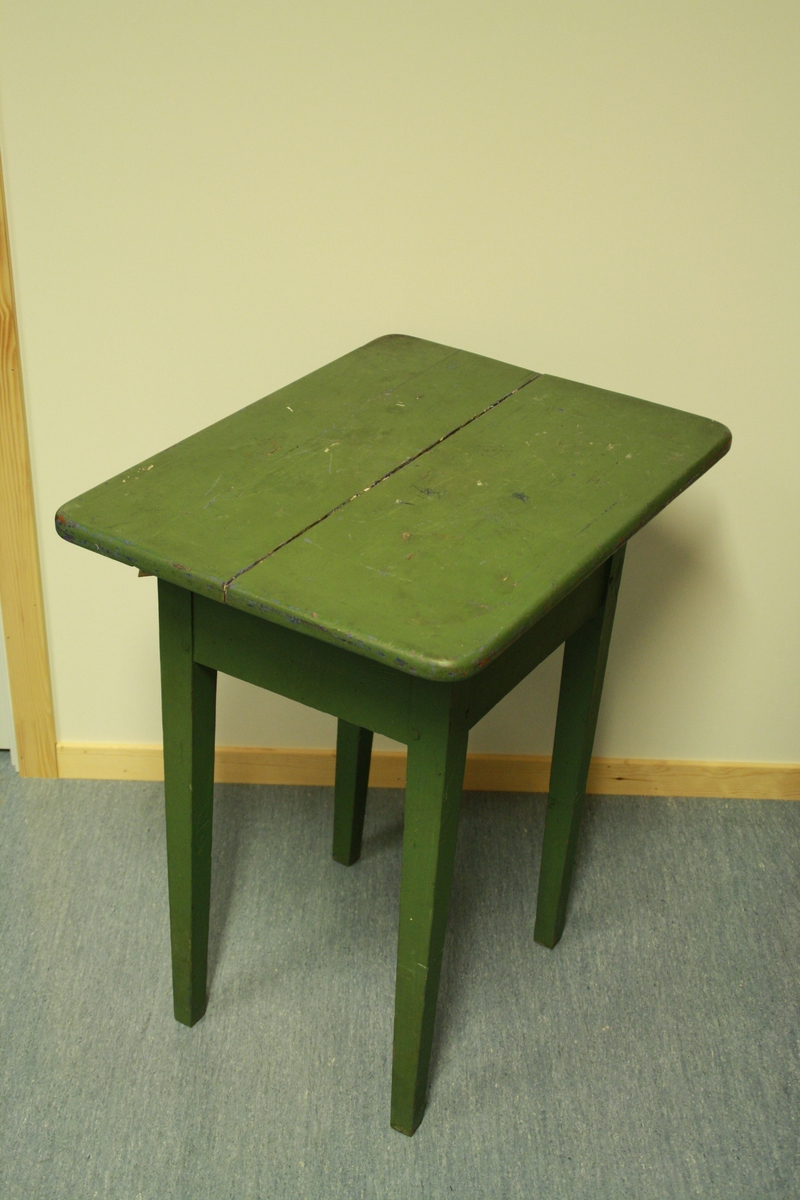 Enkelt bord. Grønmålt, ein ser at bordet har vore blått tidlegare. Bordplata er samansett av to plankar og har tydeleg sprekk i midten.