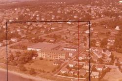 konfeksjonsfabrikk, jorder, biler,