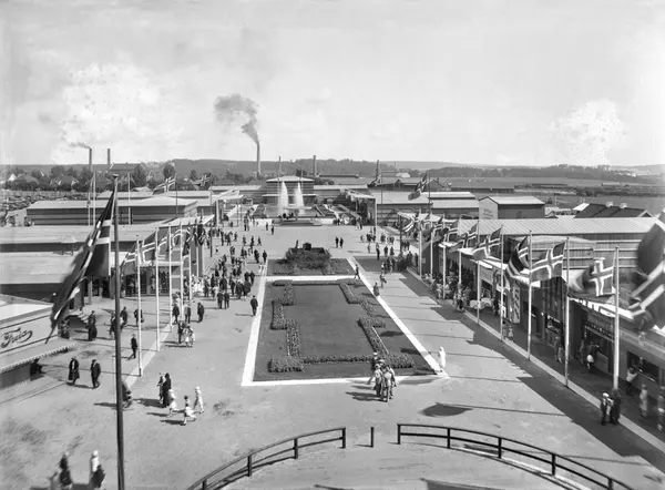 utstilling, Østfoldutstillingen, oversiktsbilde, området, 
Østfoldutstillingen i Sarpbsborg 1930.
Østfold fylkesutstilling i samarbeid med Sarpsborg kommune og Østfold landbruksselskap (100 år) og de andre Østfoldbyene. 
I alt ti avdelinger for skogbruk, landbruk, industri, husflid, osv. Også kulturhistorisk utstilling på Borgarsyssel Museum.
