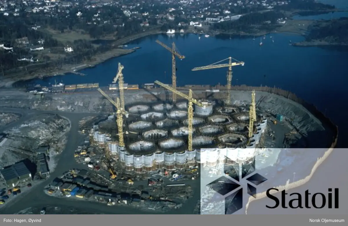 Betongunderstellet til Statfjord C er under bygging i tørrdokken til Norwegian Contractors i Hinnavågen ved Stavanger.