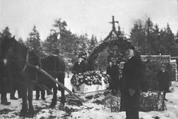 Bringing av avdød fra bistettelse i barhus til kirken.
Begr