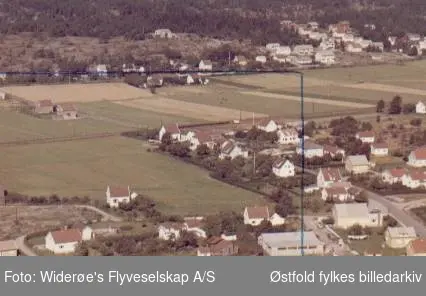 Rolvsøy, Ravneveien til venstre, skråfoto 1963.
Birgit Holmens hjem nederst i midten.