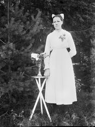 portrett, kvinne, helfigur, bord, hage, vase, blomster,