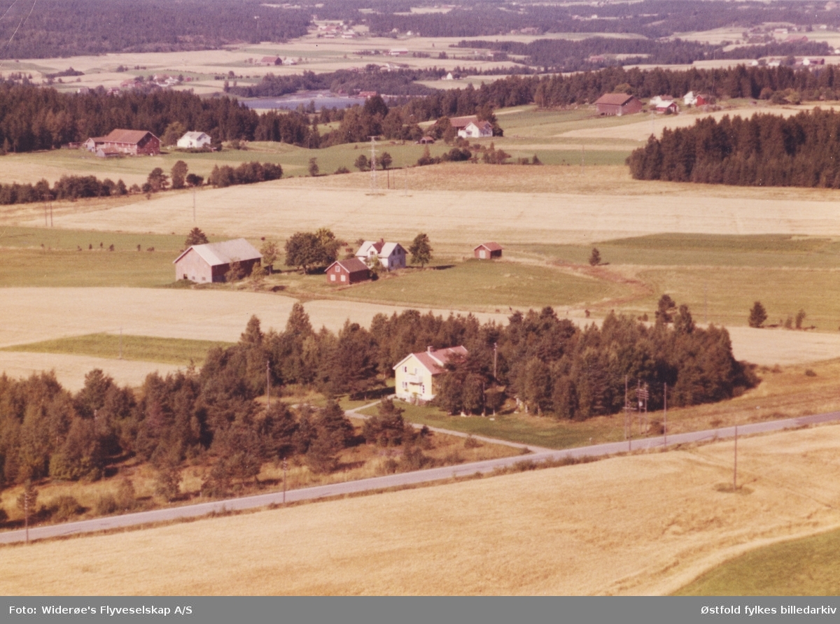 Skråfoto av Dingtorpkrysset i Eidsberg. 11.september 1963.  Det er huset i skogholtet som eides av Helge Dingtorp.