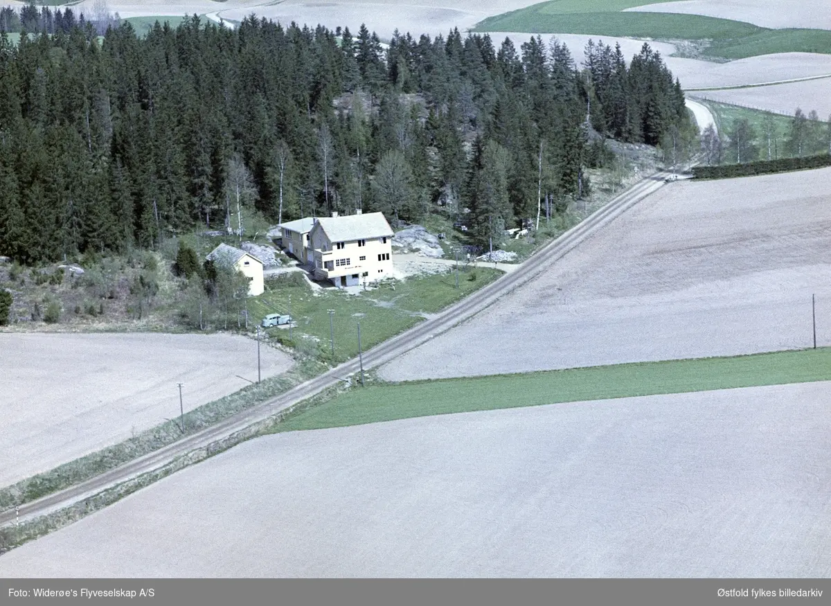 Skråfoto av Bugges behandlingshjem i Rakkestad, 22. mai 1964.
Dagmar Eidsvold drev behandlingshjemmet frem til midten på 1970-tallet.
Daværende eier var Bugge. Ukjent adresse.