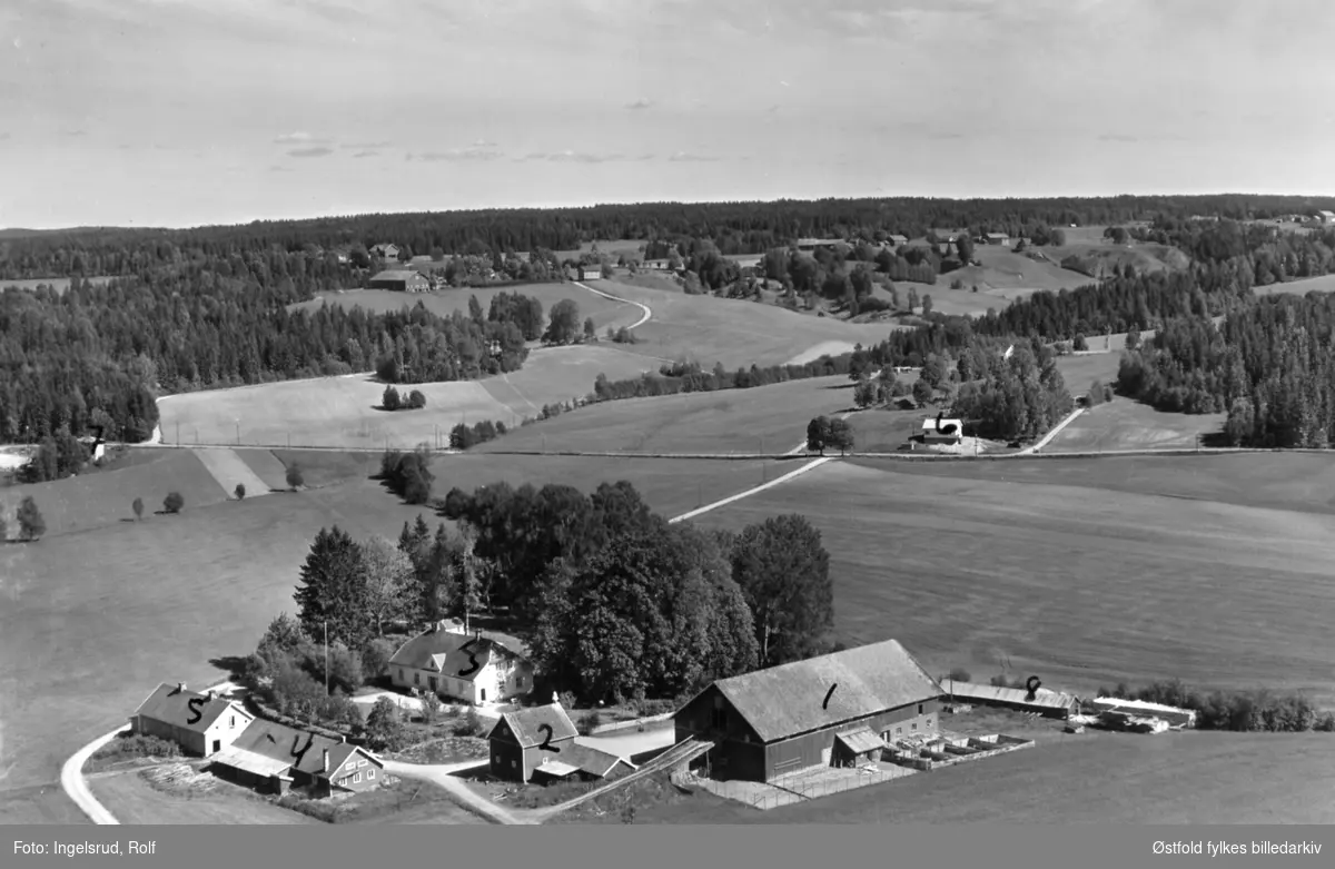 Gården Elvestad i Eidsberg, flyfoto 26. juni 1956.