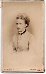 Portrett av ukjent kvinne, ca. 1865-1880. Vignettert. Antake