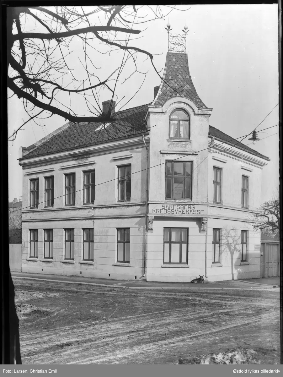 Sarpsborg Kredssykekasse i Pellygata 65, der den krysser Jernbanegata.
Gården ble bygd 1898 og revet i 1965, det var også en kolonialforretning der som het S. Svendsen, ca. 1910. Der var seinere en bensinstasjon, som er nedlagt. Ingen bygninger på tomta (2012).