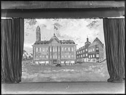 Scene, scenebakgrunn, malt bymiljø,  Reklame for Th. Bjerknæ