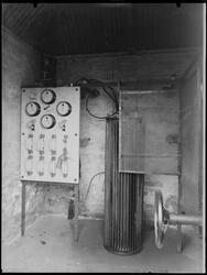 Påskrift eske. Tune elverk. Interiør i transformatorkiosk.