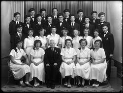 Studenter, gruppei, fotoatalier, noen med studenterlue,