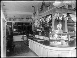 Interiør fra tekstilforretning  Ukjent sted.