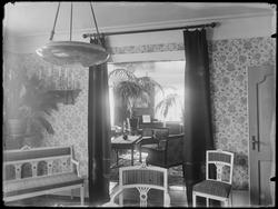 Interiør fra bestyrerbolig ved Kalnes jordbruksskole, Peder 