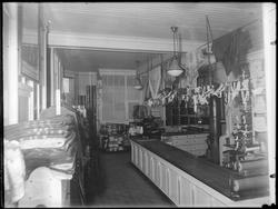 Butikkinteriør fra manufakturrforretning.
Antakelig Einar S