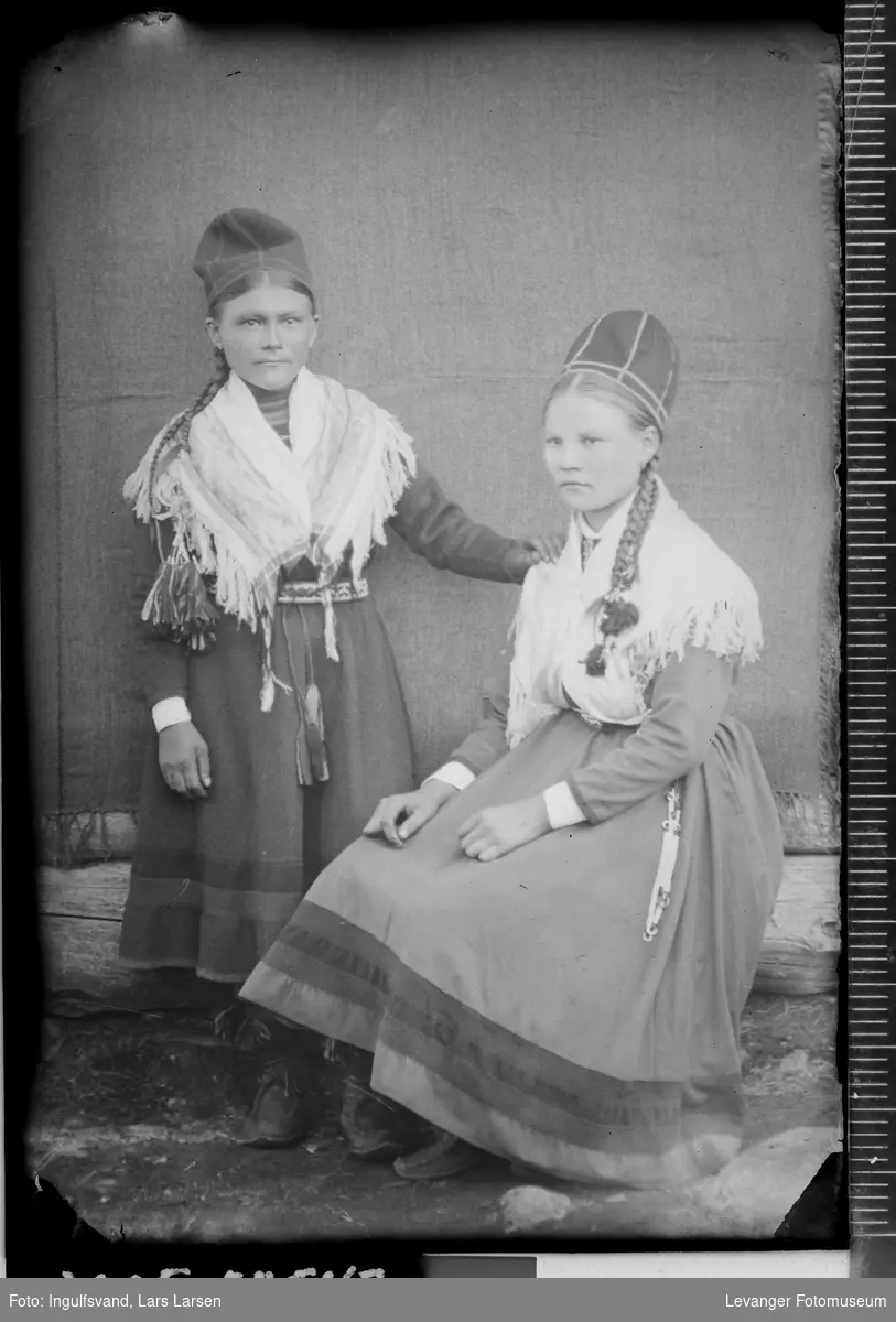 Gøøkte saemien nyjsenæjjah.
Portrett av to samiske kvinner.