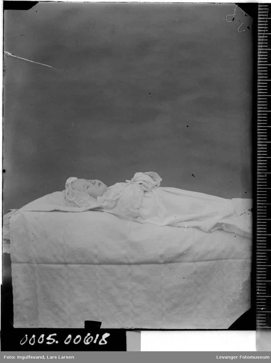 Post mortem, bilde av et barn på likstrå.