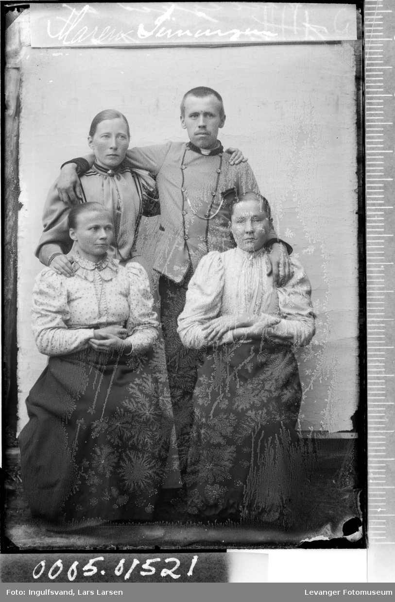 Portrett av tre kvinner og en mann.