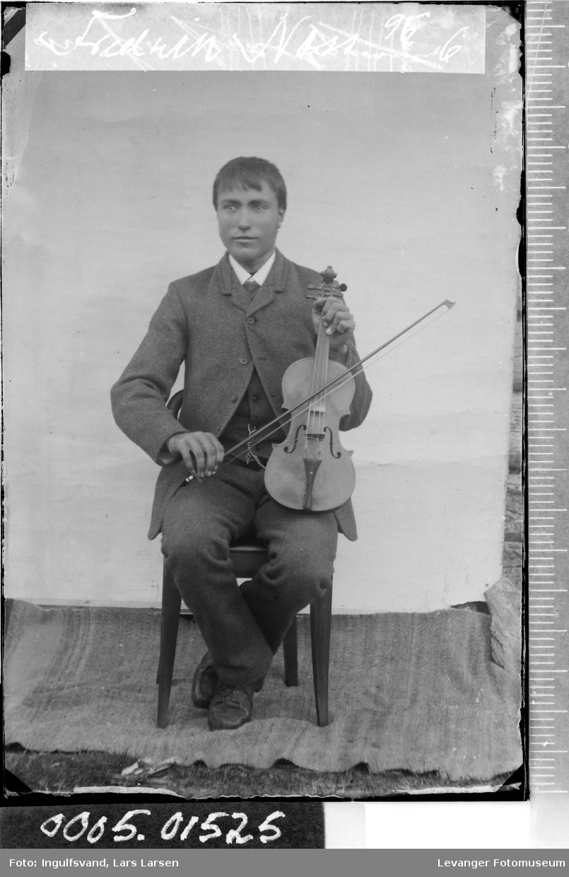 Portrett av mann med fiolin.
