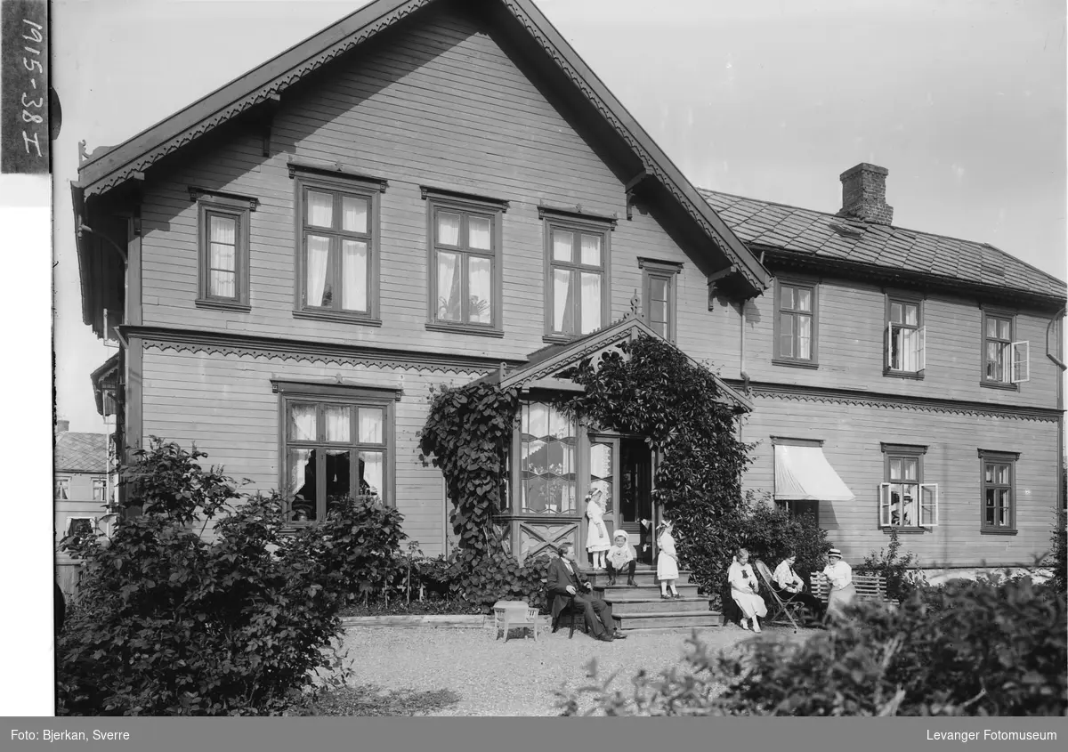 Stort trehus med mennesker på gårdsplassen - Levanger Fotomuseum ...