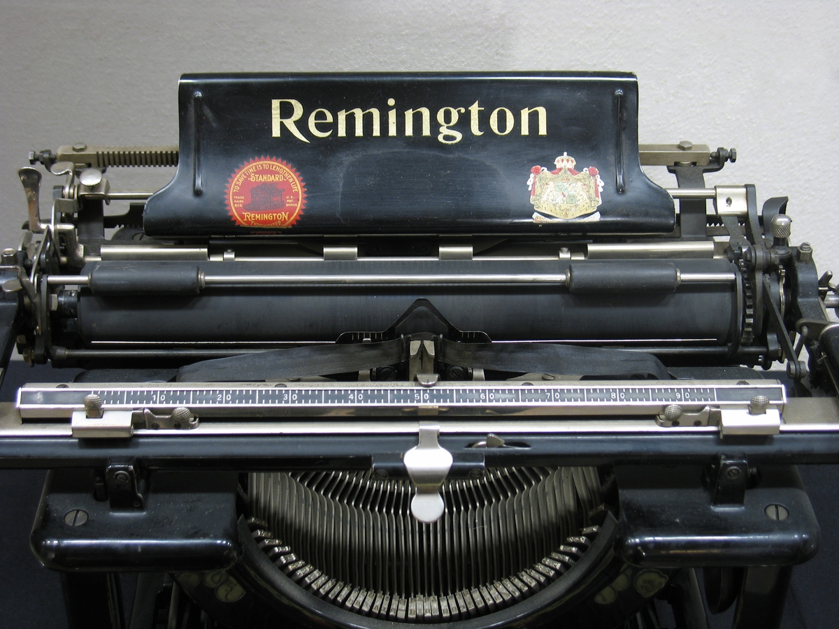 En svart skrivmaskin med alla knappar intakta.