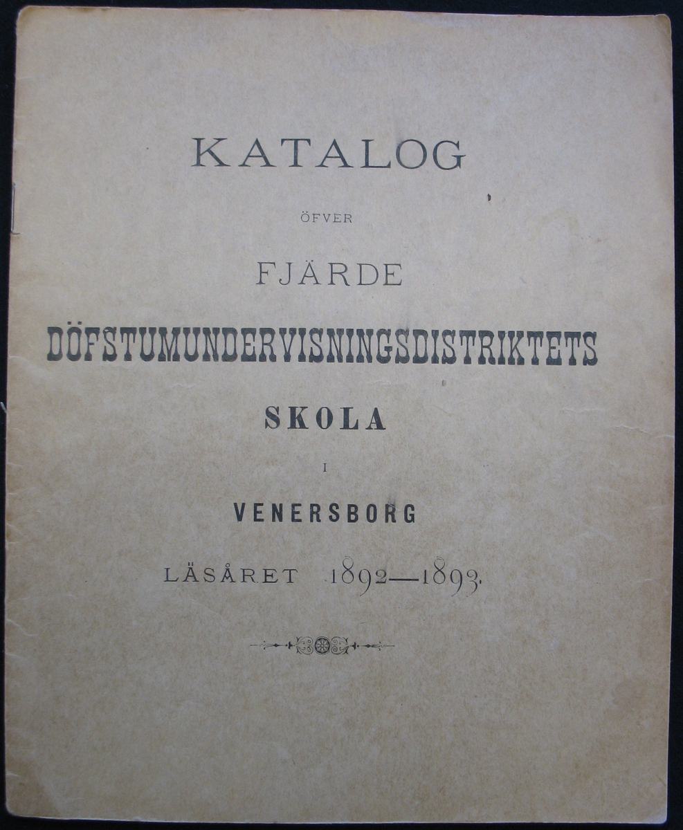 Häfte: ''Katalog öfver Fjärde döfstumskoldistriktets skola i Venersborg läsåret 1892-1893.''